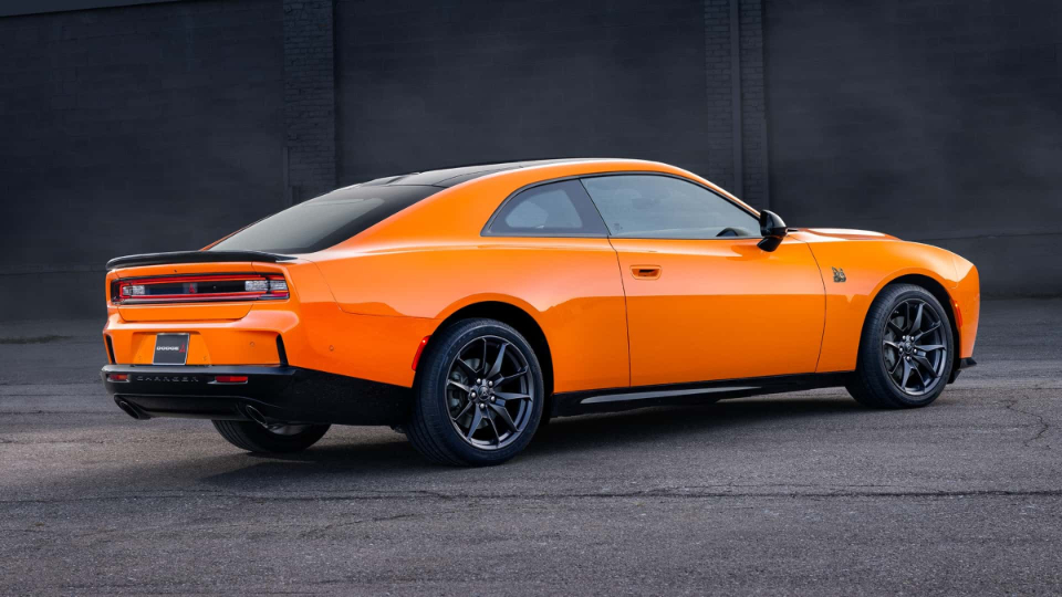 دوج چارجر بنزینی سیکس پک 2026